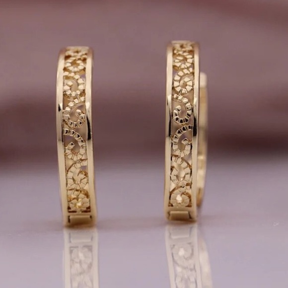 🌟 Gold Plated Hoop Earrings - Picture 2 of 4